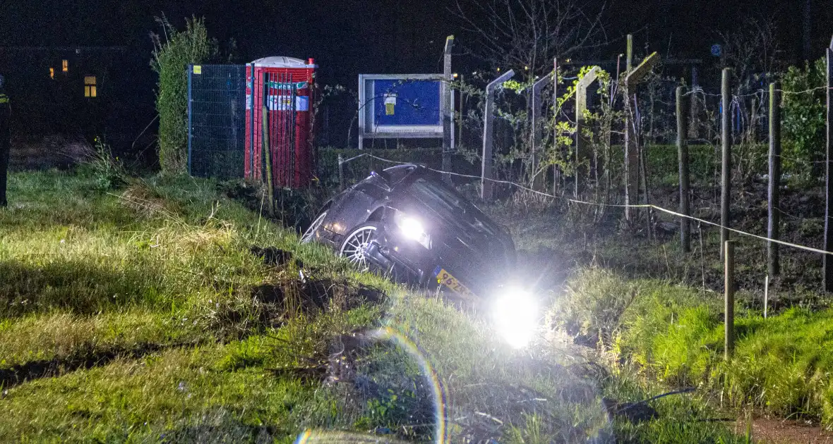 Auto belandt in sloot na wilde achtervolging