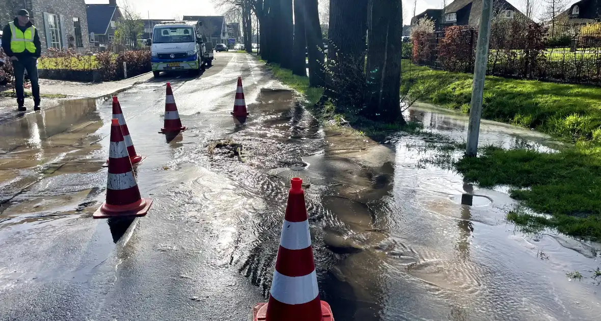 Weg afgesloten door waterleidingbreuk