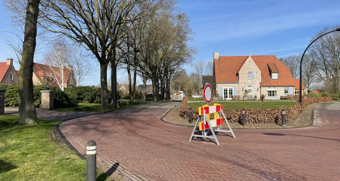 Weg afgesloten door waterleidingbreuk - Foto 1