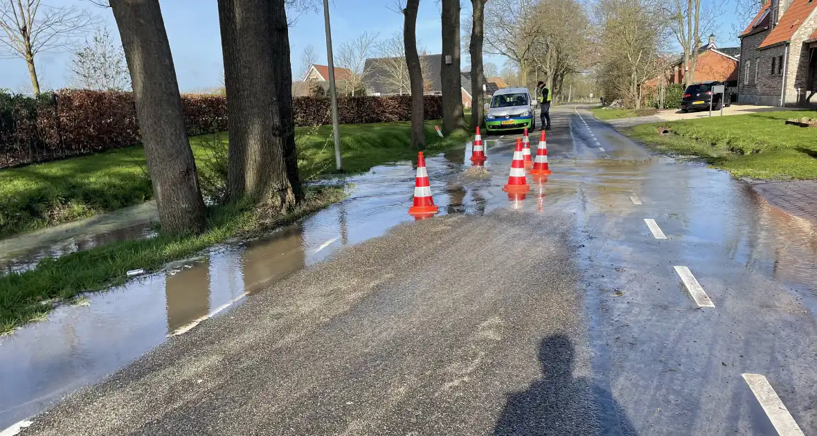 Weg afgesloten door waterleidingbreuk - Foto 3