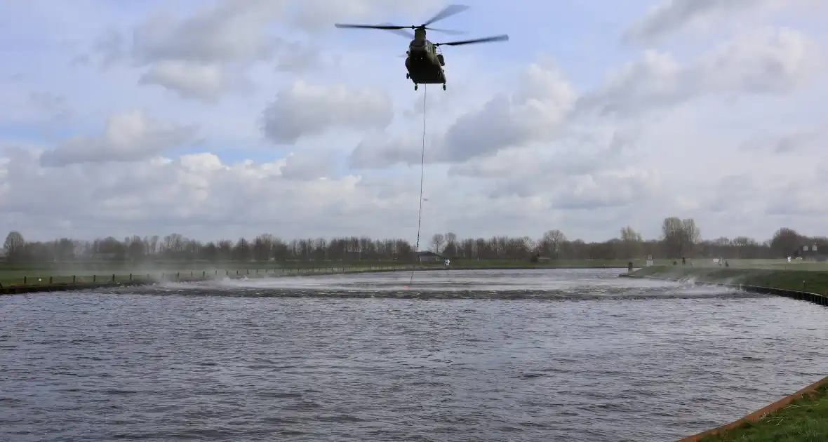 Transporthelikopters van de luchtmacht oefenen bij de Eem - Foto 15