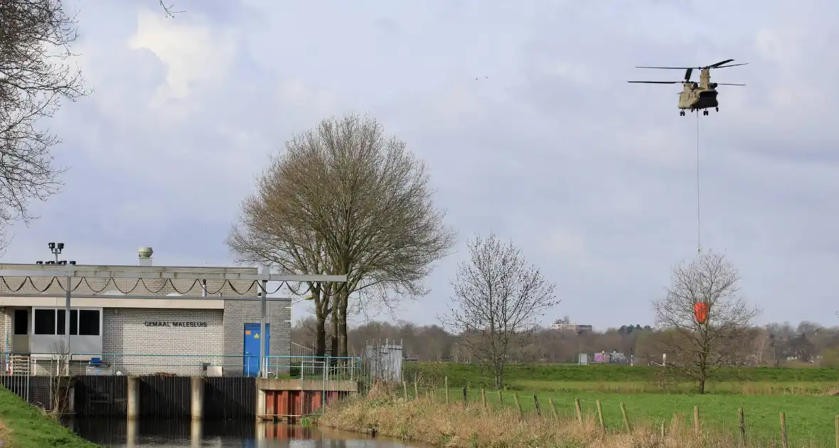 Transporthelikopters van de luchtmacht oefenen bij de Eem - Foto 2