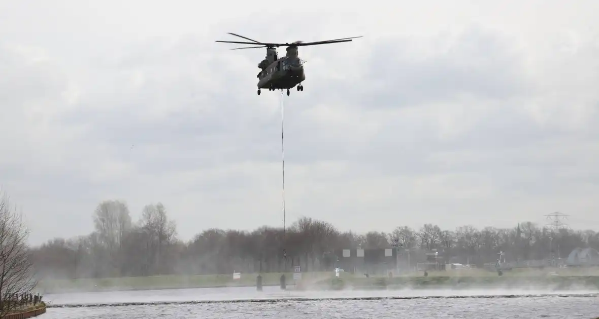 Transporthelikopters van de luchtmacht oefenen bij de Eem - Foto 4