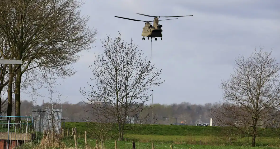 Transporthelikopters van de luchtmacht oefenen bij de Eem - Foto 9