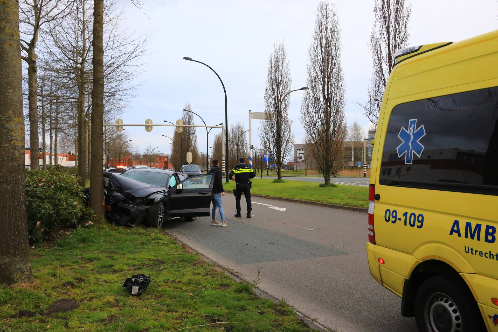 Auto Vliegt Uit De Bocht En Botst Op Boom | 112-nu.nl