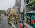 Aanhangwagen van vrachtwagen vliegt in brand