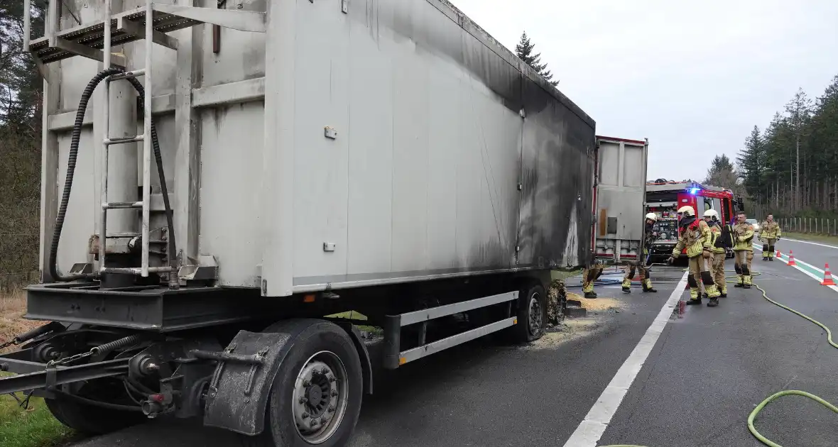Aanhangwagen van vrachtwagen vliegt in brand - Foto 3