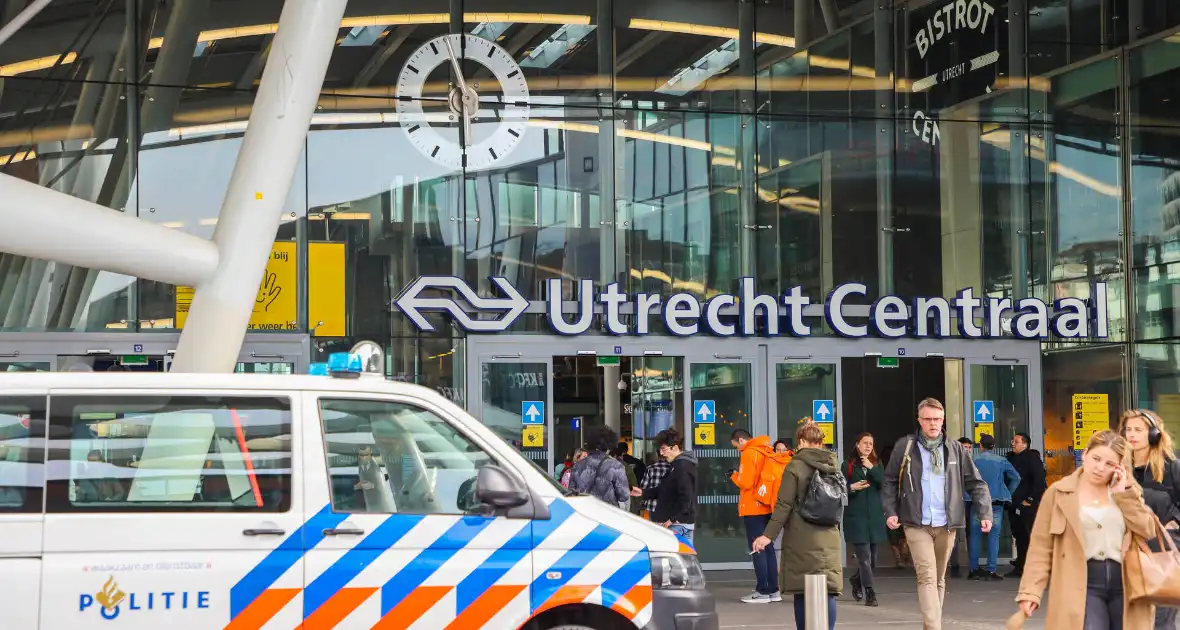 Centraal station deels ontruimd na aantreffen verdacht pakket - Foto 1