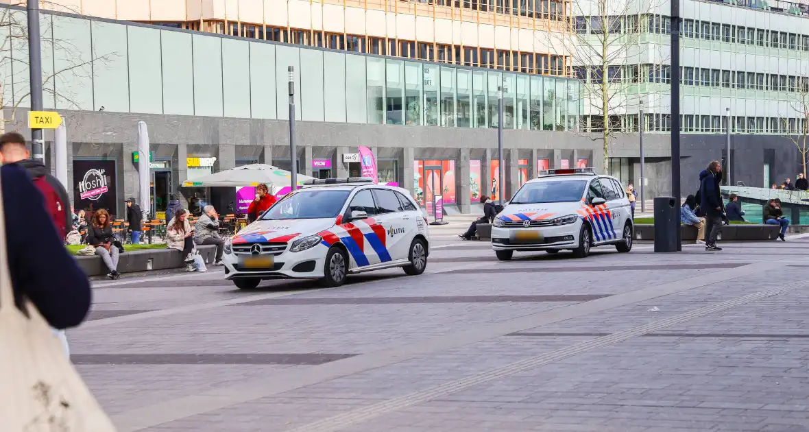 Centraal station deels ontruimd na aantreffen verdacht pakket - Foto 2