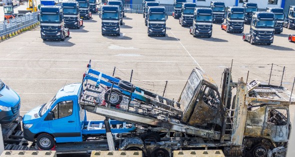 Vrachtwagen met oplegger brandt uit op terrein Koopman Cargo