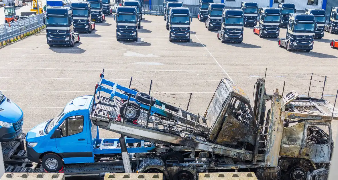Vrachtwagen met oplegger brandt uit op terrein Koopman Cargo