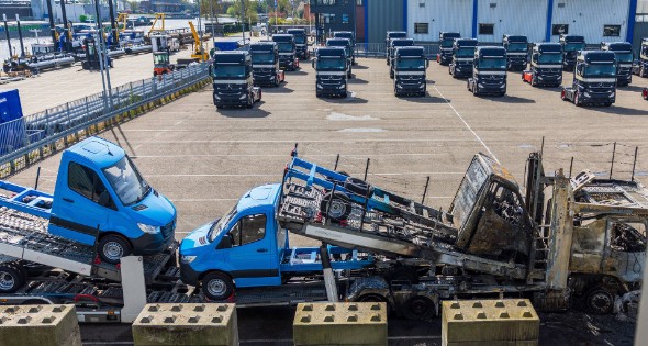 Vrachtwagen met oplegger brandt uit op terrein Koopman Cargo - Afbeelding 1