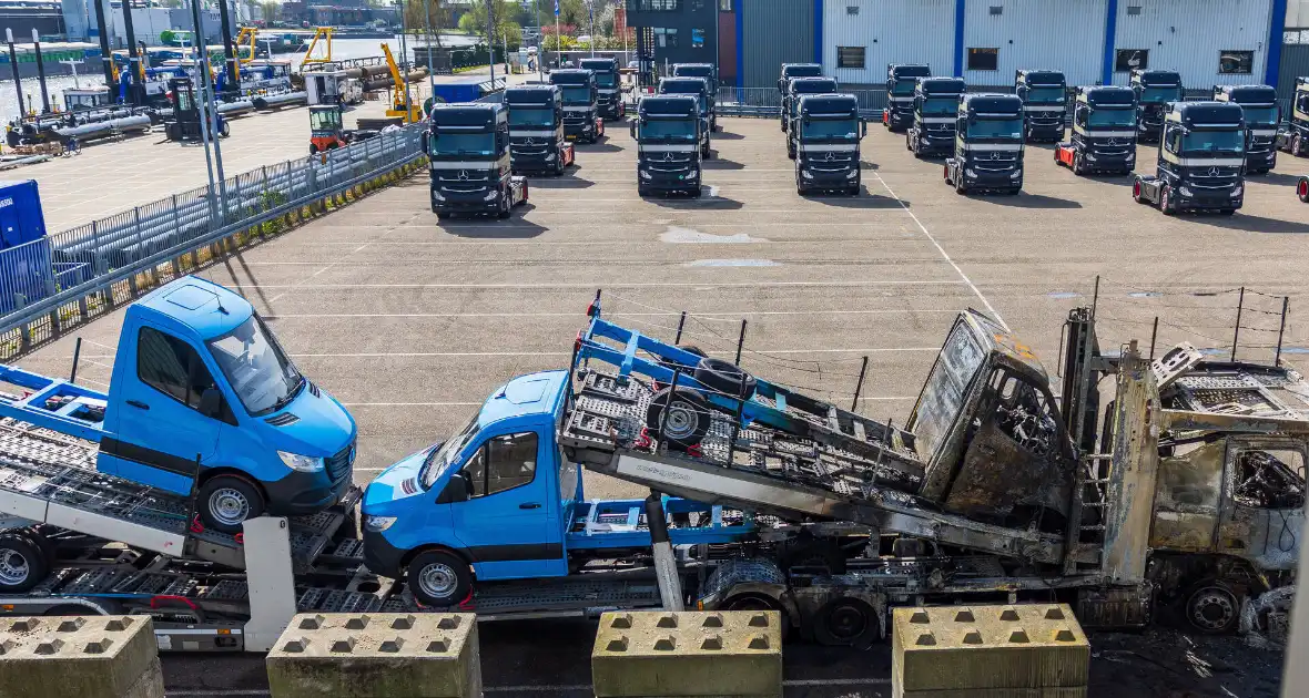 Vrachtwagen met oplegger brandt uit op terrein Koopman Cargo - Foto 1