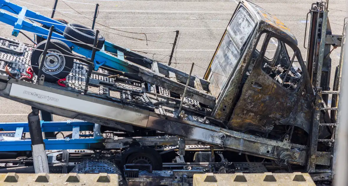 Vrachtwagen met oplegger brandt uit op terrein Koopman Cargo - Foto 2