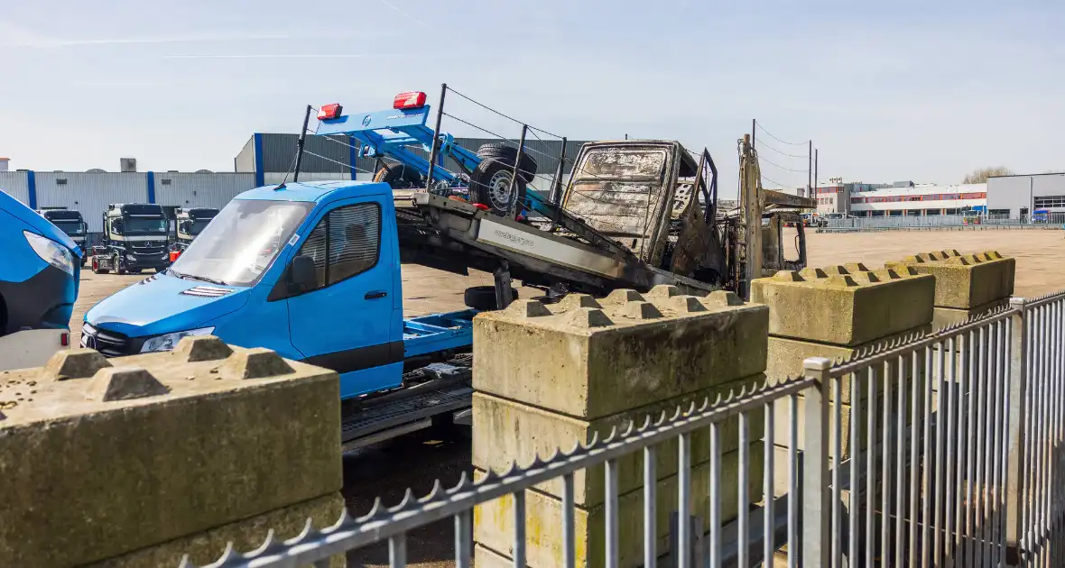 Vrachtwagen met oplegger brandt uit op terrein Koopman Cargo - Foto 3