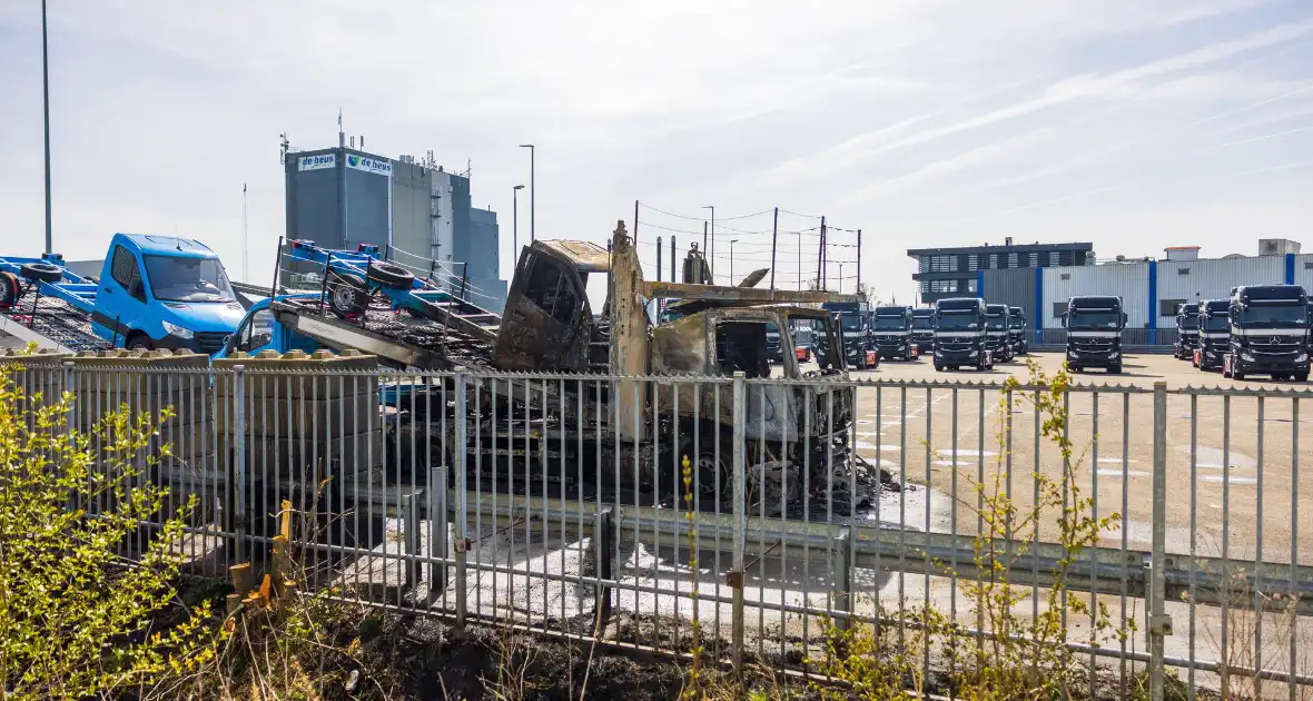 Vrachtwagen met oplegger brandt uit op terrein Koopman Cargo - Foto 4