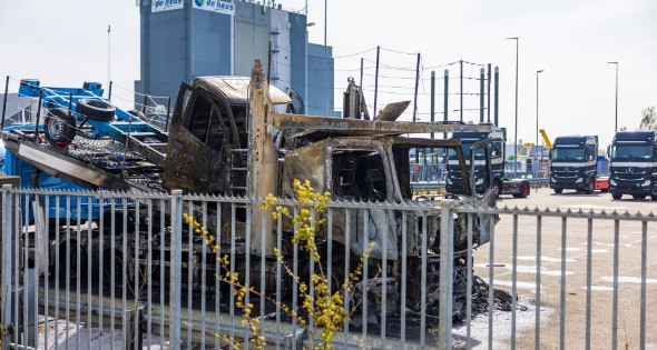 Vrachtwagen met oplegger brandt uit op terrein Koopman Cargo - Afbeelding 5