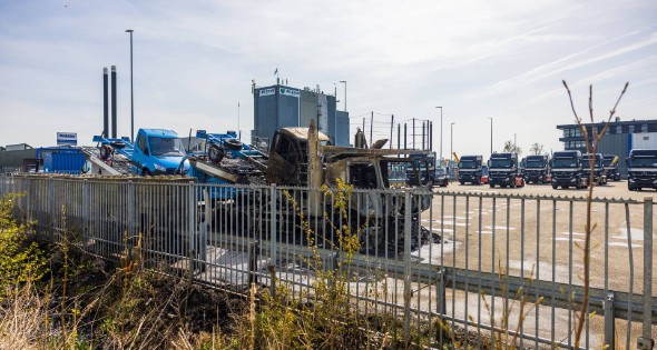 Vrachtwagen met oplegger brandt uit op terrein Koopman Cargo - Afbeelding 6