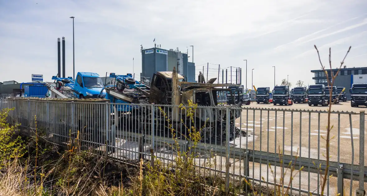 Vrachtwagen met oplegger brandt uit op terrein Koopman Cargo - Foto 6