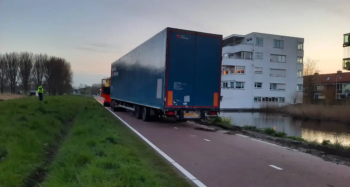 Vrachtwagen rijdt zich vast in berm