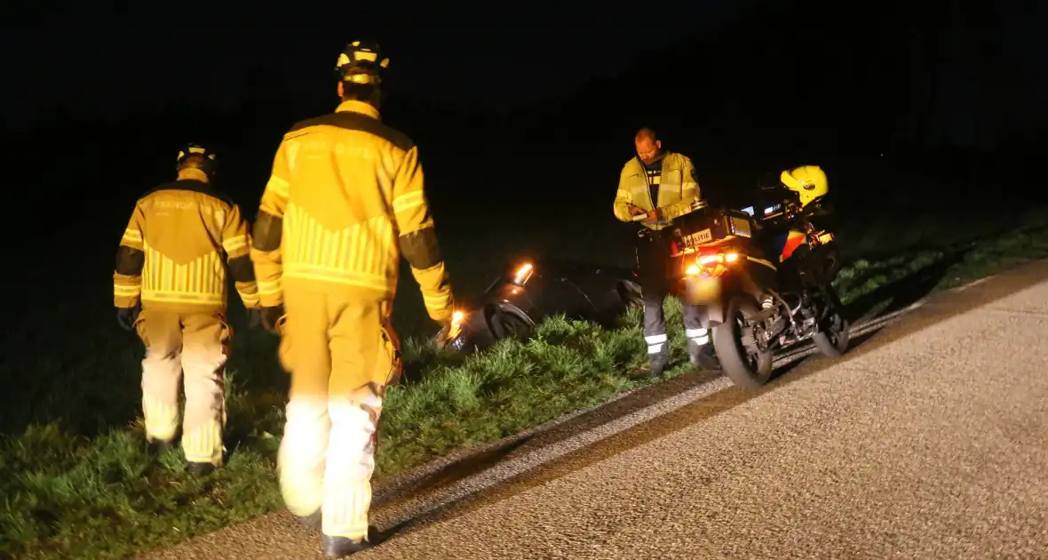 Bestuurder belandt met personenauto in sloot