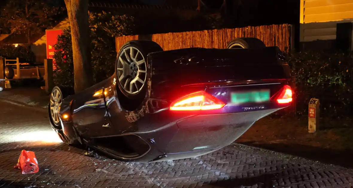 Maserati GranTurismo belandt op de kop in woonwijk - Foto 2
