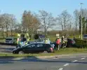 Auto schiet over rotonde eindigt op carpool