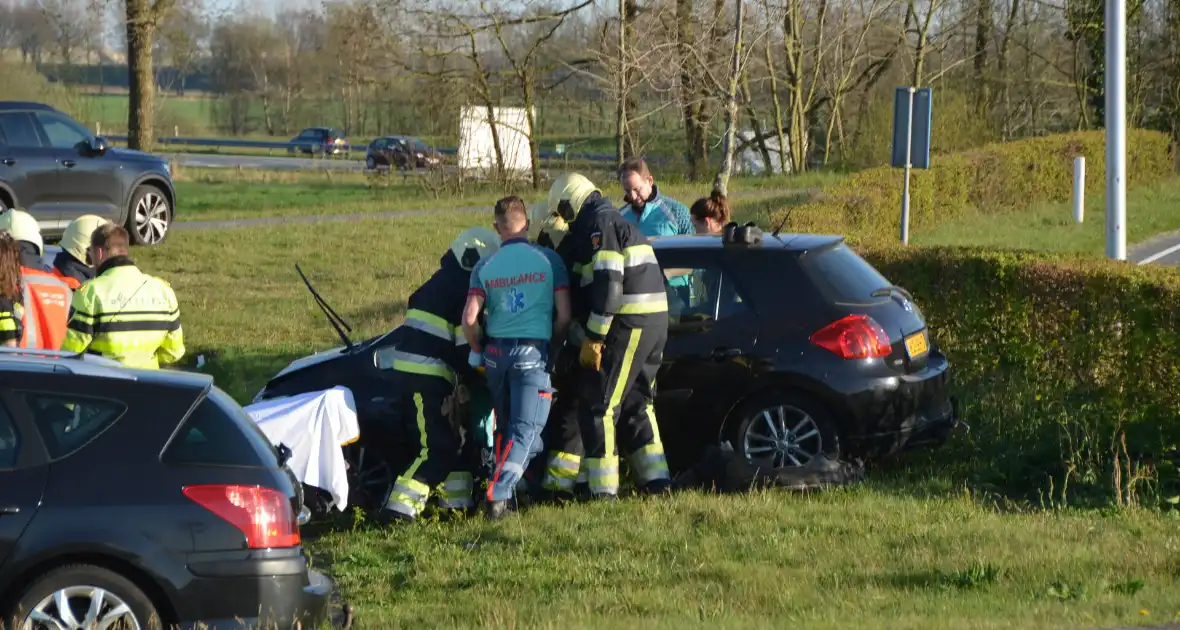 Auto schiet over rotonde eindigt op carpool - Foto 1