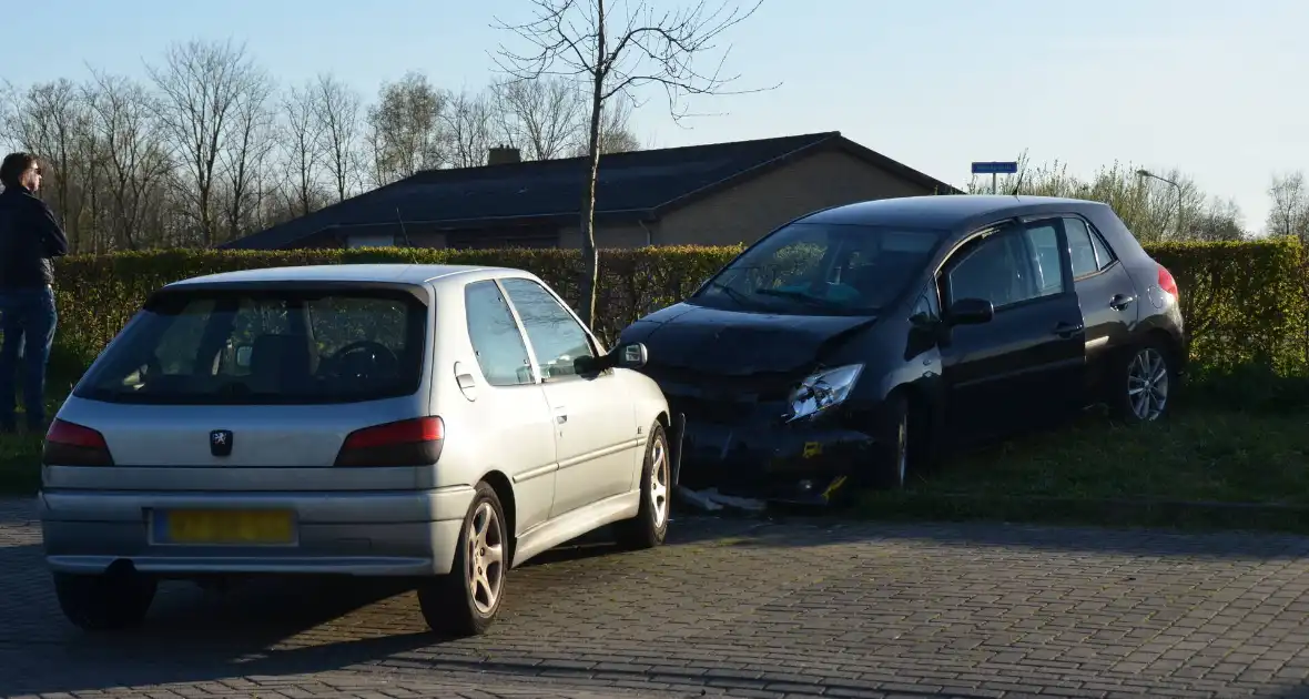 Auto schiet over rotonde eindigt op carpool - Foto 10