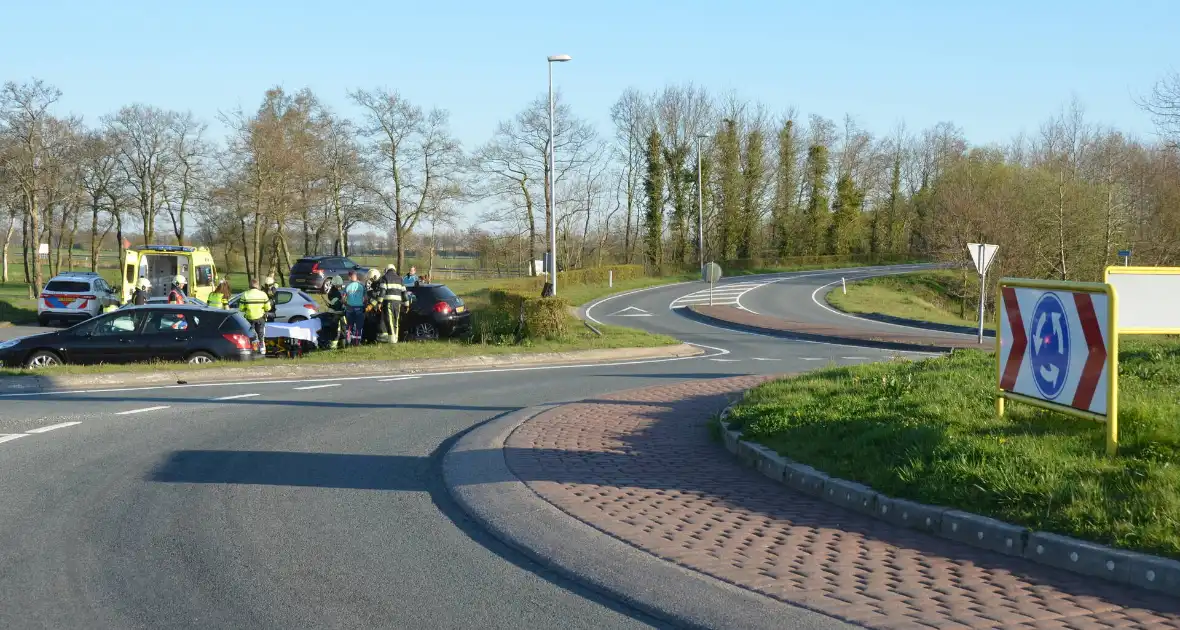 Auto schiet over roten eindigt op carpool - Foto 2