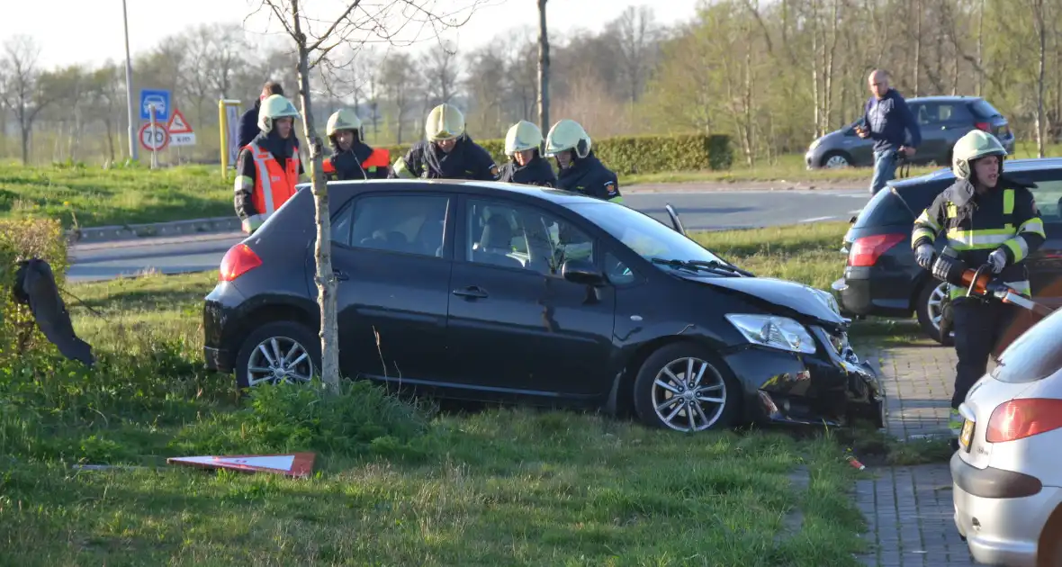 Auto schiet over roten eindigt op carpool - Foto 3