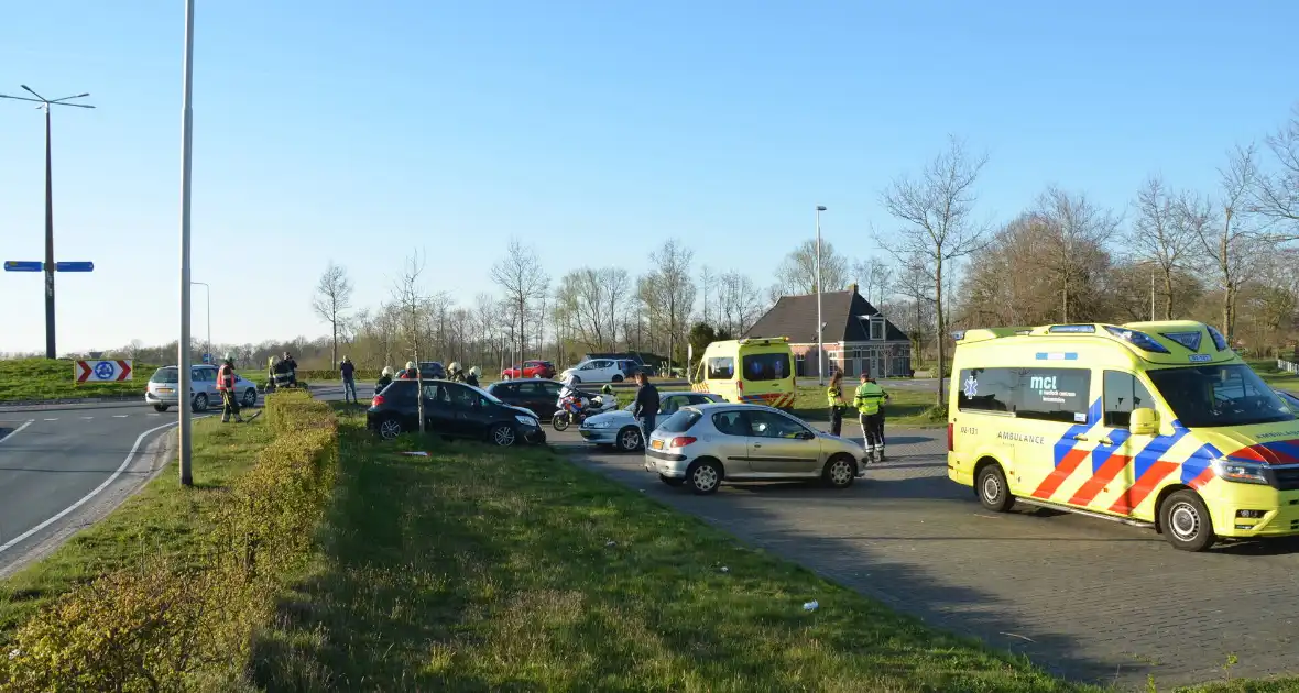 Auto schiet over rotonde eindigt op carpool - Foto 4