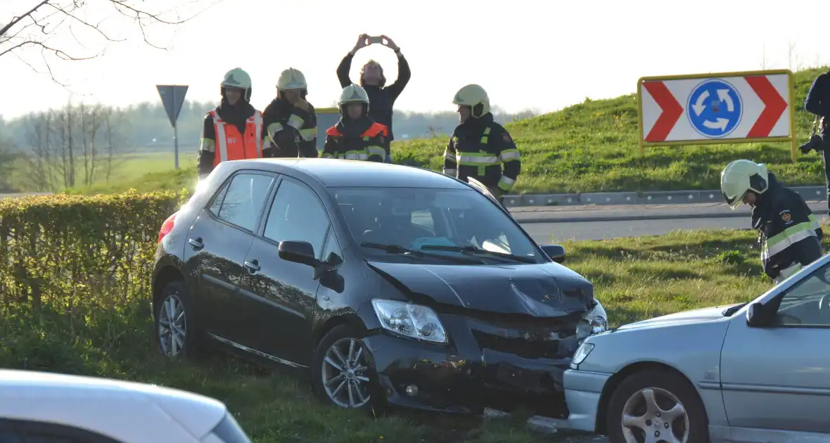 Auto schiet over rotonde eindigt op carpool - Foto 5