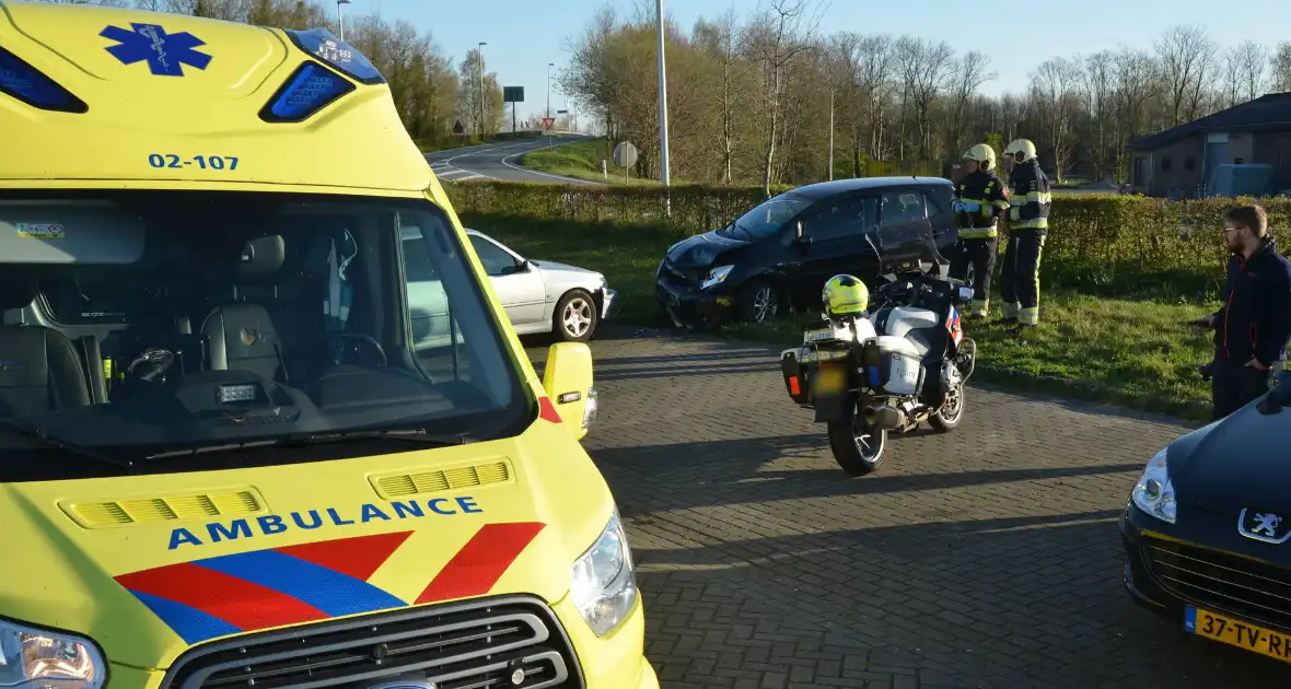 Auto schiet over rotonde eindigt op carpool - Foto 6