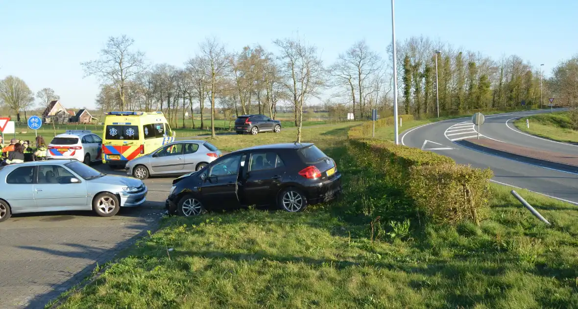 Auto schiet over rotonde eindigt op carpool - Foto 7