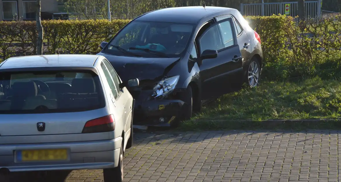 Auto schiet over rotonde eindigt op carpool - Foto 8