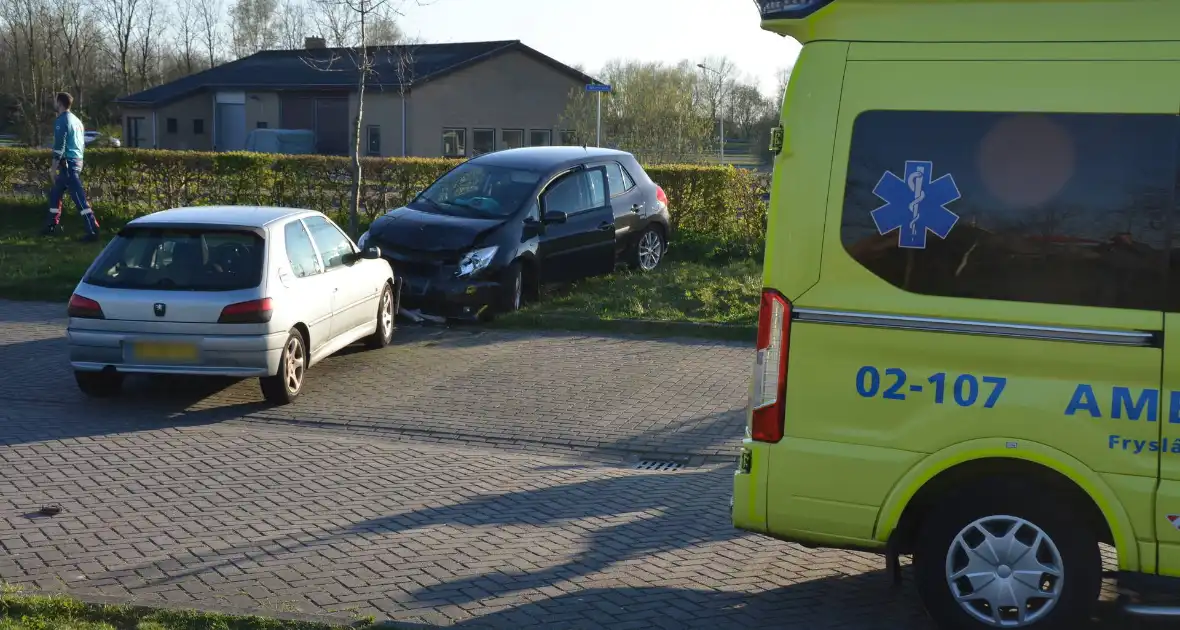 Auto schiet over rotonde eindigt op carpool - Foto 9