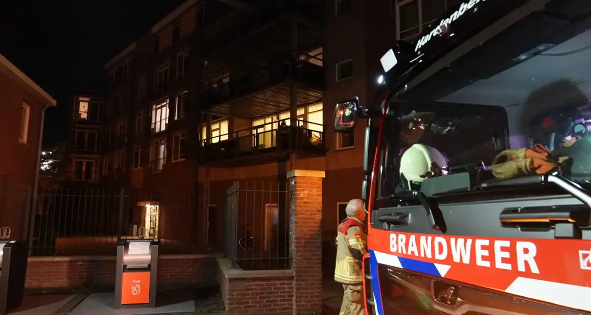 Brandweer controleert balkon na zelf-gebluste brand