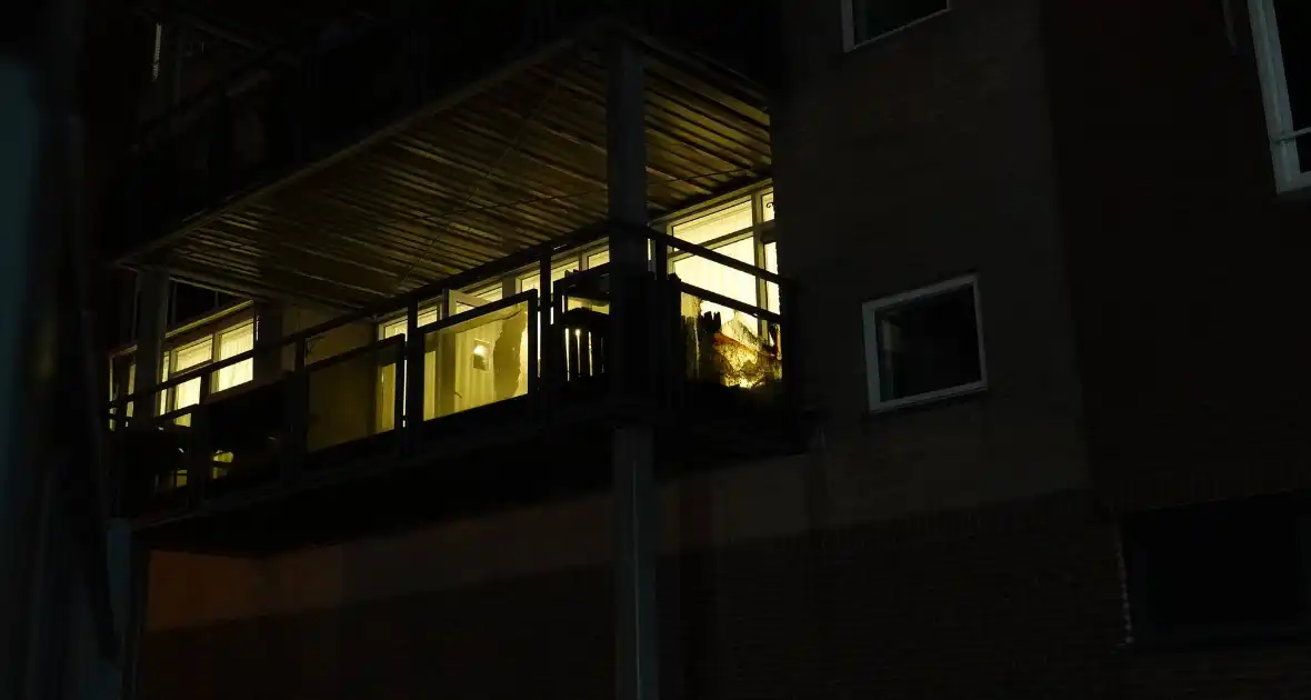 Brandweer controleert balkon na zelf-gebluste brand - Foto 3