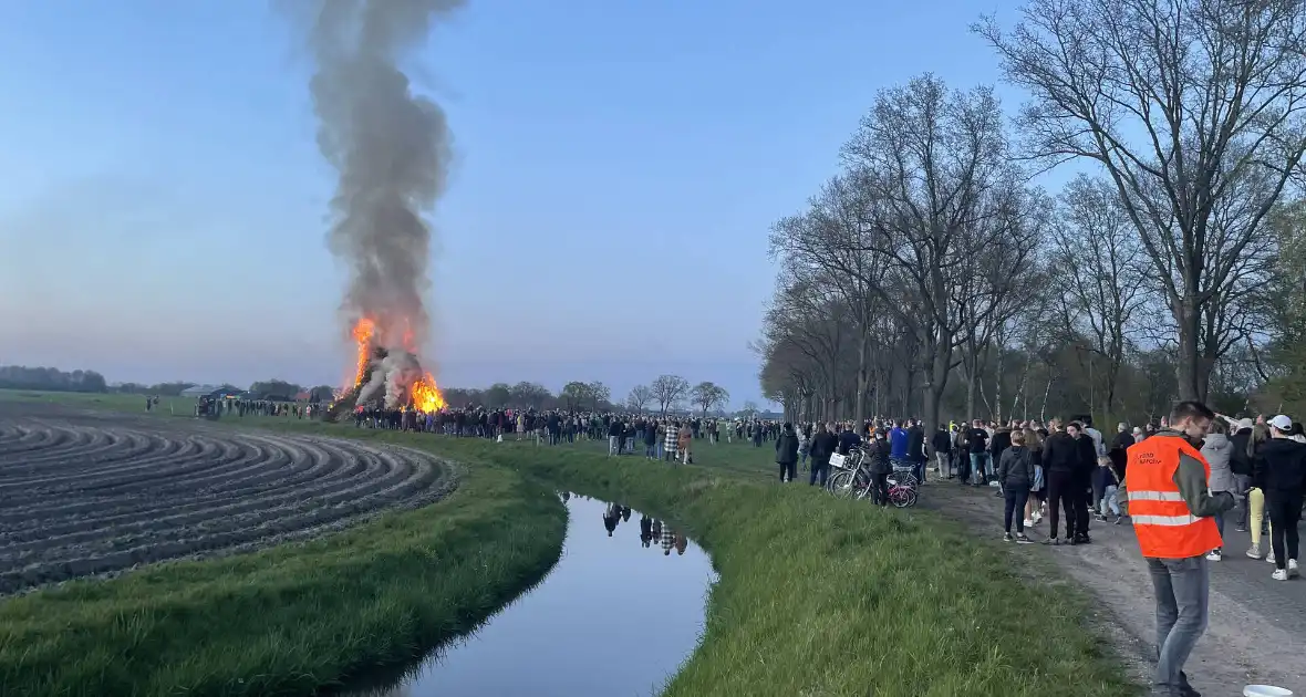 Grote drukte bij paasvuur - Foto 1