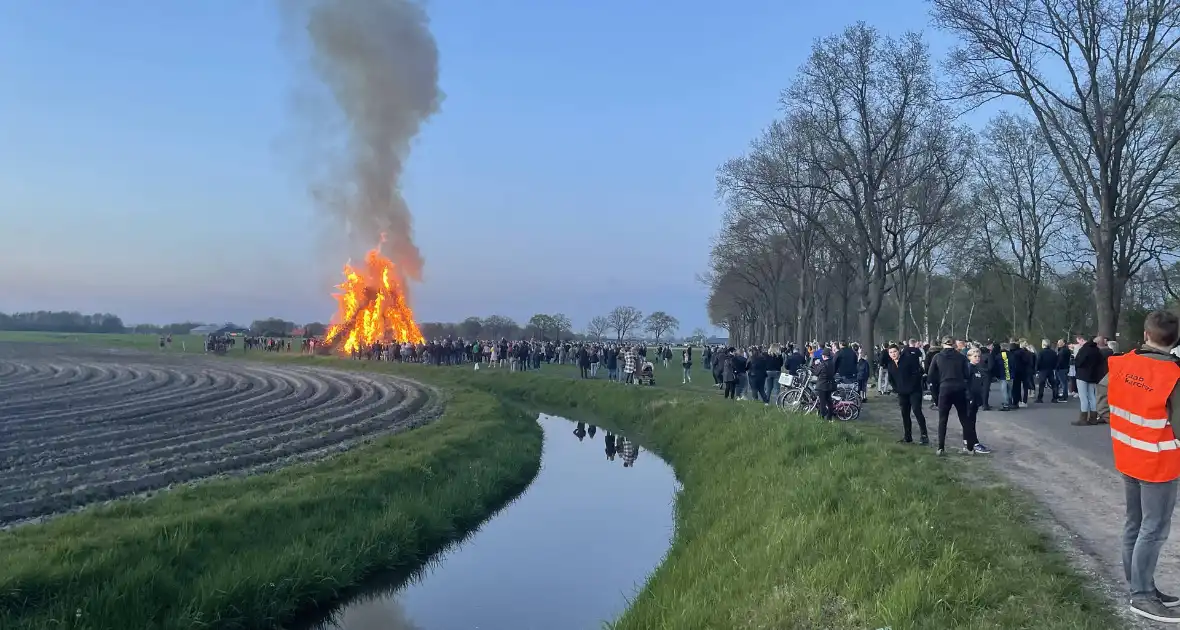 Grote drukte bij paasvuur - Foto 5