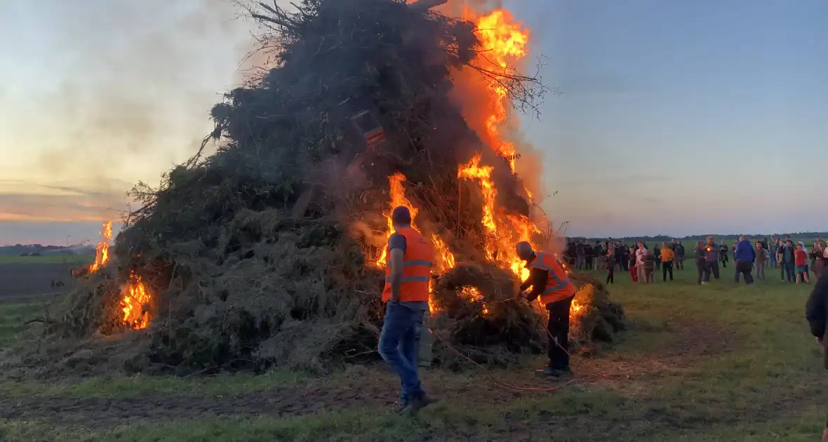 Grote drukte bij paasvuur - Foto 7