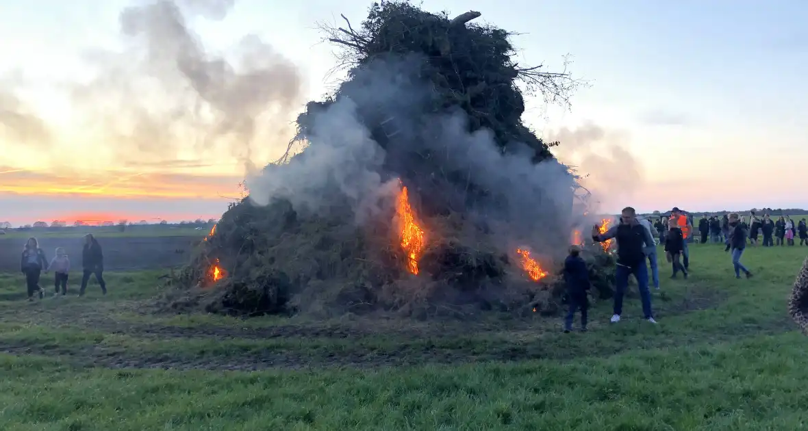 Grote drukte bij paasvuur - Foto 8