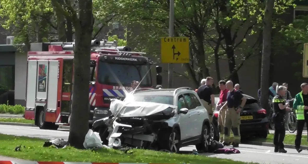 Automobilist botsen frontaal op boom - Foto 6