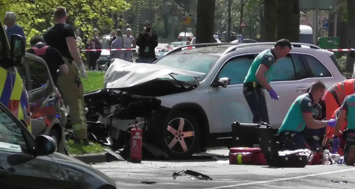 Automobilist botsen frontaal op boom - Foto 8