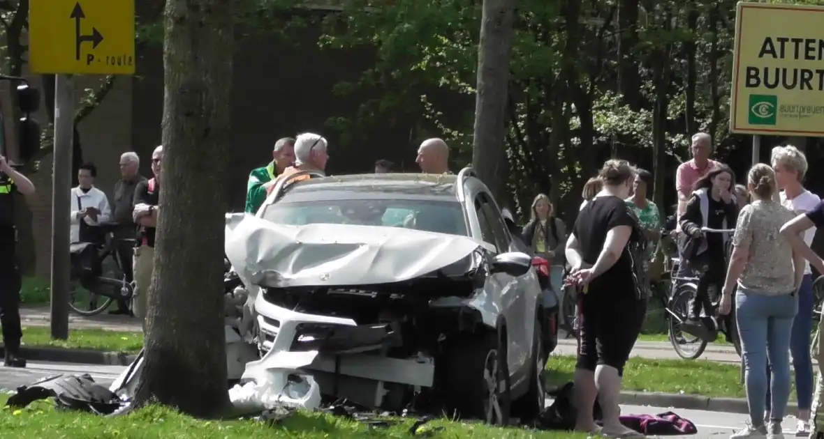 Automobilist botsen frontaal op boom - Foto 9