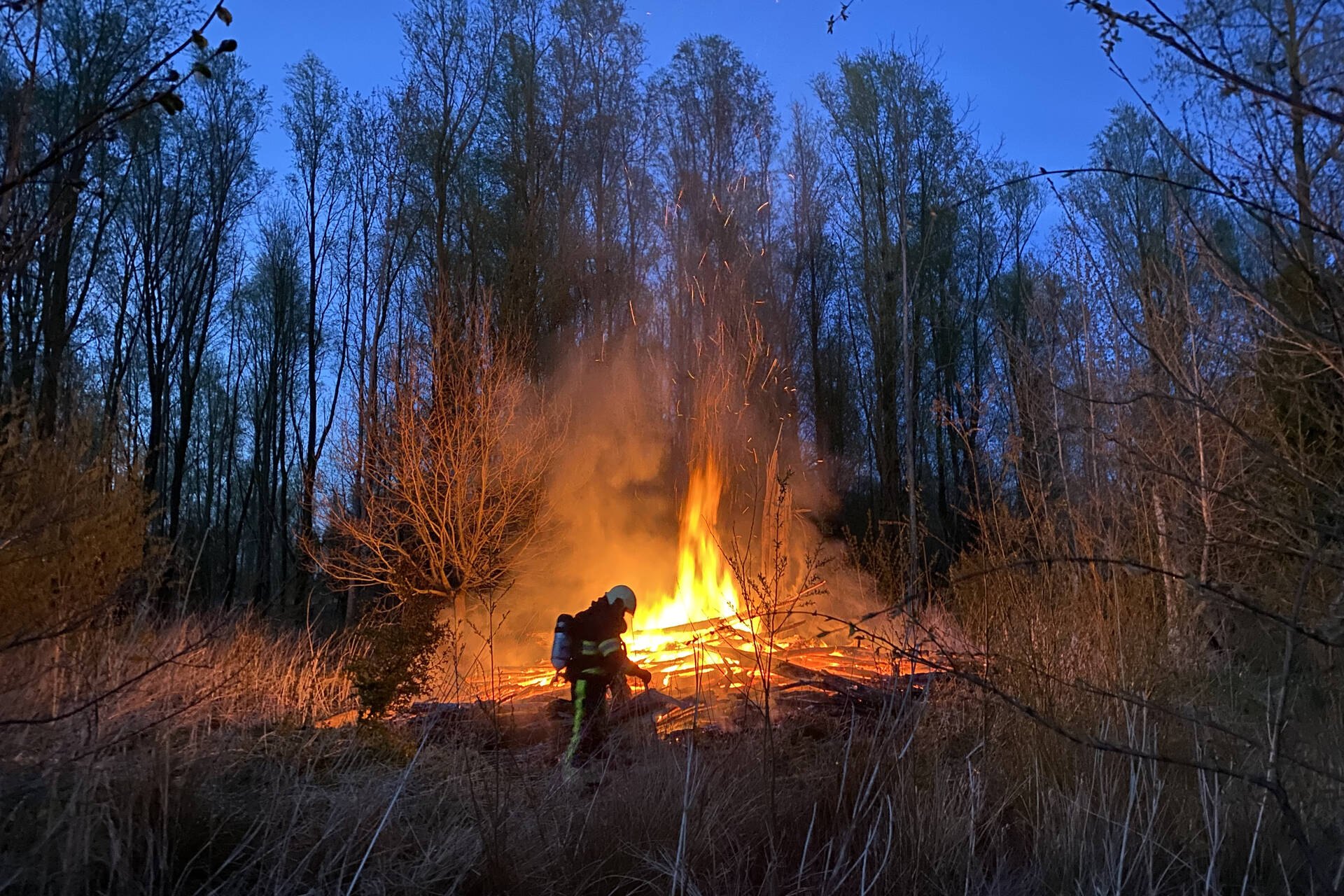 Stapel met hout vliegt in brand | 112-nu.nl - 112 Nu
