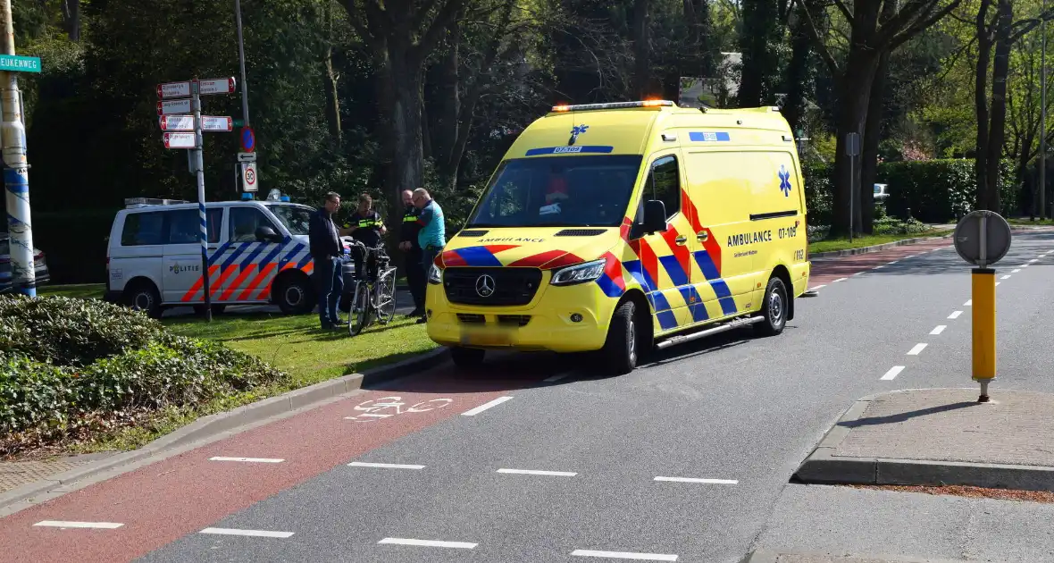 Jongedame op fiets aangereden door auto - Foto 1