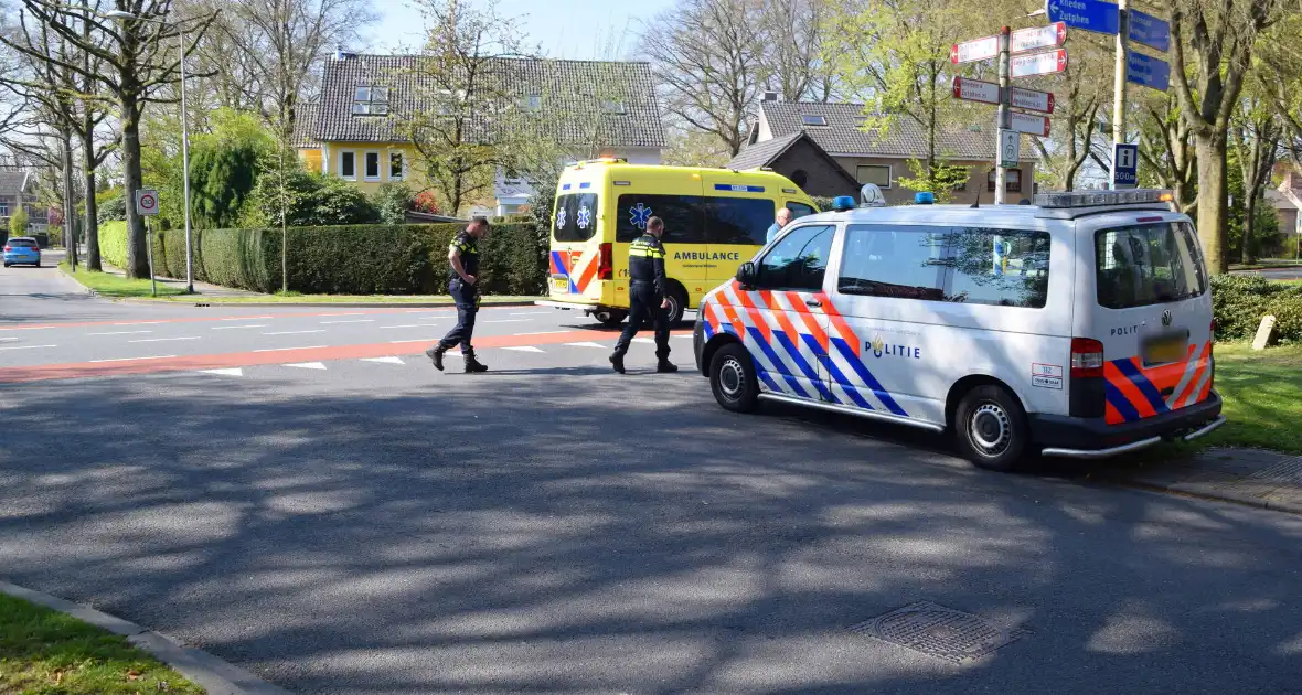 Jongedame op fiets aangereden door auto - Foto 2