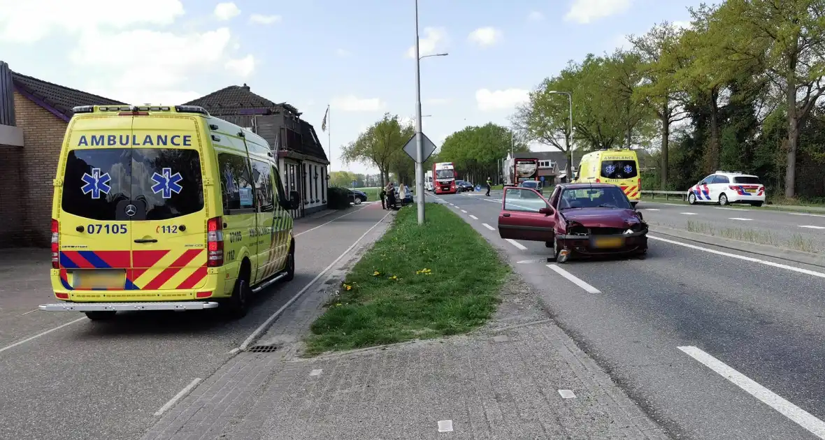 Flinke schade na botsing tussen meerdere voertuigen - Foto 1